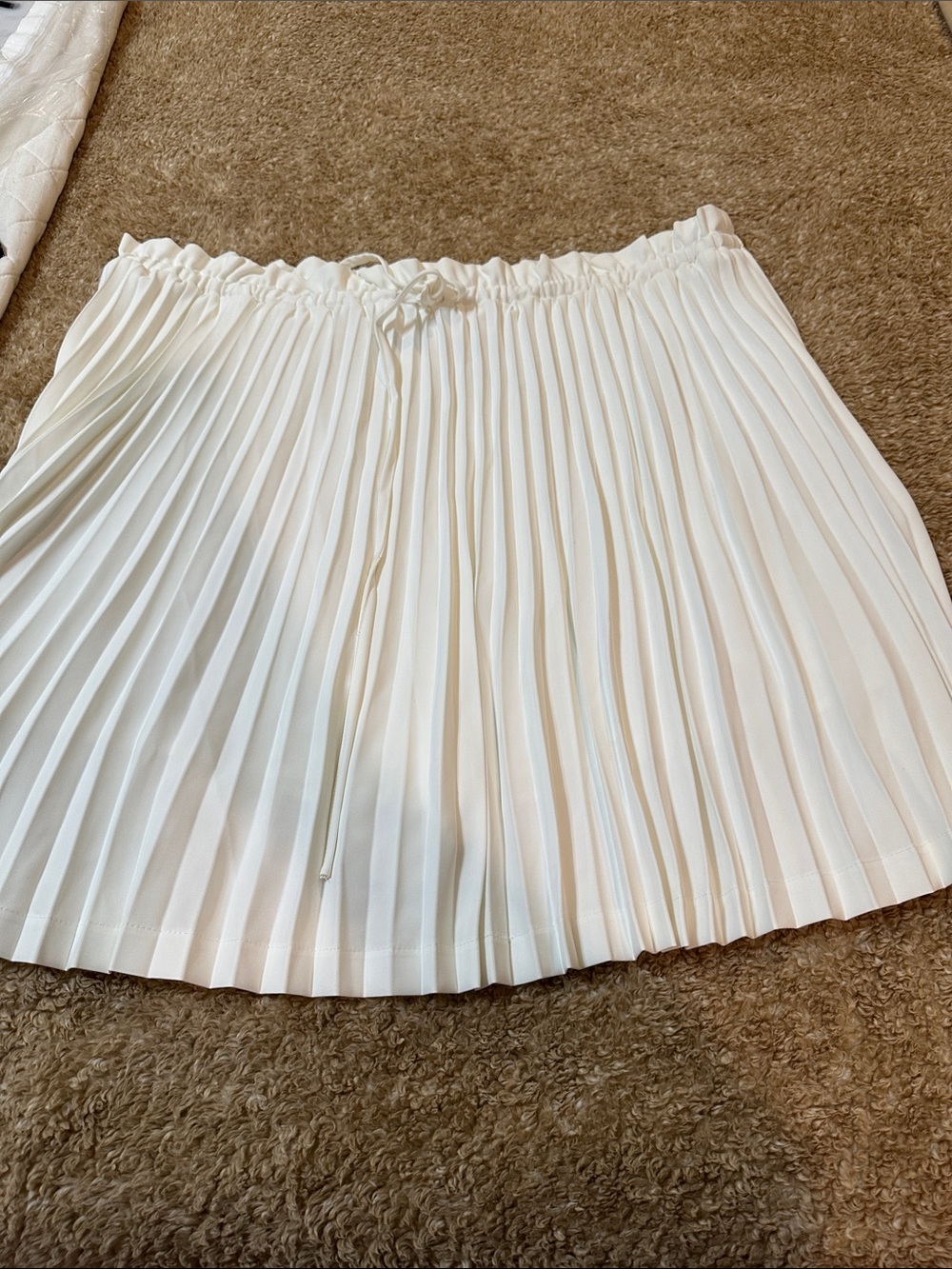 Gilli White Pleated Drawstring Mini Skirt